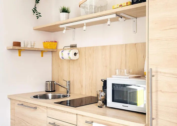 A Yellow Touch - Modern Studio In Isola Milano