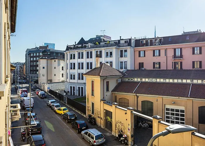 A Yellow Touch - Modern Studio In Isola Milano